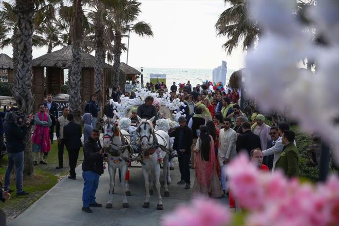 Damat Nalin, sahil yolundan havuz bana kadar atla geldi. Yol gzergahnda Hintli ve Trk sanatlar gsteriler yapt. Aile yaknlarnn da yresel kyafetleriyle seremonide dans etmesi renkli grntler oluturdu.