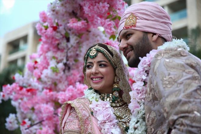 Dn iin masraftan kanmayan aileler, lkelerinin nde gelen isimlerini de kentte arlad. Hint gelenekleriyle gerekletirilen dnde binlerce iek ve zel dekor malzemeleri kullanld.