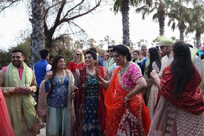 Dnyaca nl R&B yldz Akon da Hintli ailenin dnnde konser verdi.