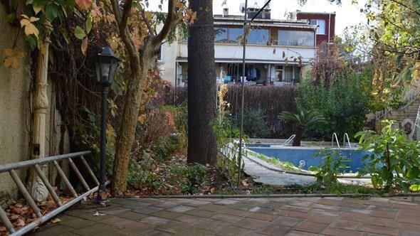 Ayrca 12 kiilik antika Fransz yemek takm da kkn yeni sahibine kalacak.