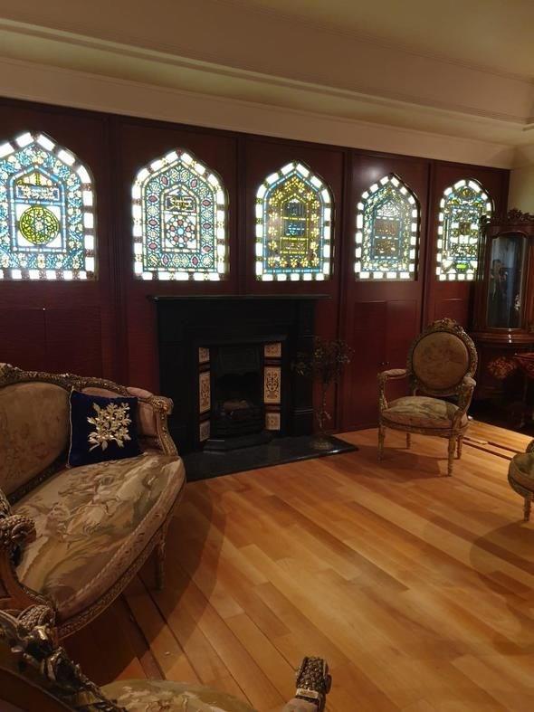 Kral Faruk&#8217;a ait olan ve zal iftinin Msr&#8217;a gittiklerinde grp ok beendikleri, aileden bedeli karlnda aldklar koltuk takmlar baba yadigar kabul edildii iin sata dahil edilmedi.