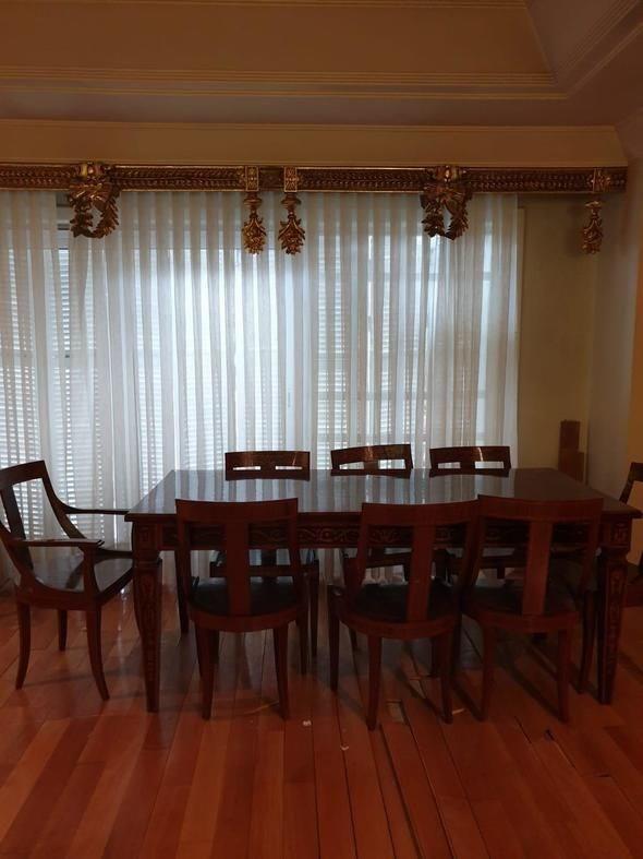 Perdelerin zerindeki altn varakl el iilii ssler olduu gibi korunabilmesi iin evde braklyor.