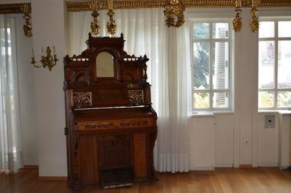 Hrriyet'ten smail Bayrak'n haberine gre; Salondaki antika mine ile piyano, 16-17&#8217;nci yzyldan kalma vitraylar kk alan kiiye braklacak.