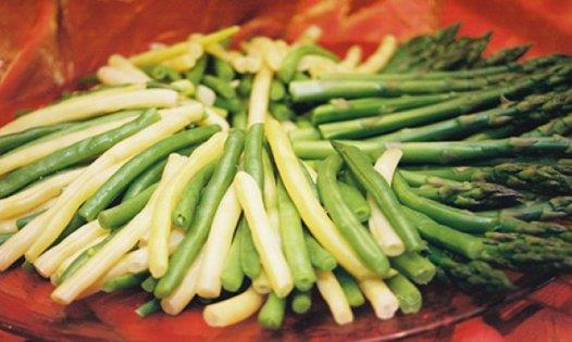 Ku�konmaz folik asit ve triptofan miktar� y�ksek bir sebzedir. Folikasitin depresyonu �nledi�i kan�tlanm��t�r ve antidepresanlarda kullan�lmaktad�r. Triptofan ise serotonin sal�n�m�n� g��lendirir ve mutluluk verir.�yi bir idrar s�kt�r�c� olan ku�konmaz, idrar yollar�n� temizler ve v�cutta olu�an �dem �i�liklerini gidermeye yard�mc� olur. Hazm� kolayla�t�r�r. Sinirleri kuvvetlendirir ve zihin yorgunlu�unu giderir.Di� a�r�s�n� hafifletir. G�zleri ve kalbi kuvvetlendirir. Karaci�er ve b�breklerin d�zenli �al��mas�na yard�mc� olur. Kan� temizler. Kandaki �eker oran�n� d���r�r. Egzama ve sivilcede faydal�d�r. Cilde canl�l�k verir.