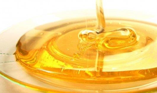 Normal �ekerden kat ve kat daha iyi bir �eker kayna�� olan bal, i�erdi�i kimyasallarla depresyonu �nler. Ayr�ca �eker gibi v�cutta ya� yapmaz ve damarlara etki etmez.�ok iyi bir enerji kayna��d�r. Besleyici de�eri �ok y�ksek olan Bal, kans�zlar i�in kan deposudur. V�cuda ve g�zlere kuvvet verir. Bo�az a�r�lar�na ve iltihaplara �ifad�r. �drar s�kt�r�c�d�r. Mide ve ba��rsaklardaki yaralara ve kar�n a�r�s�na iyi gelir. Sinirleri yat��t�r�r ve rahatlat�r. Kalp �arp�nt�s� ve y�ksek tansiyona kar�� faydal�d�r.Kan� temizler, kan dola��m�n� d�zenler. Damar sertli�ine kar�� faydal� olur. So�uk alg�nl���na �ifad�r. Ball� s�t ba��rsak parazitlerini d���rmekte yararl�d�r. Bala tuz kat�l�p yenirse balgam s�kt�r�r. Bal, Sar�l��a iyi gelir. Yaralar�n iyile�mesini h�zland�r�r. Cildi besler, nemlendirir ve yumu�at�r. .