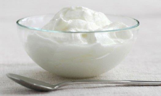 S�tten daha fazla kalsiyum i�eren yo�urt, n�ronlar�n �al��mas�na yard�mc� olur ve ayn� zamanda v�cudun fit kalmas�n� sa�lar.yo�urdun i�indeki‘‘Coenzym J’’, v�cuttaki ya�lar�n �ok daha �abuk yak�yor ve sindirimi h�zland�r�yor.Yo�urt, b�nyesindeki besin de�eri y�ksek proteinler, ya�lar, vitaminlerle insan v�cudunda kemik ve di� geli�imi i�in gerekli kalsiyum gibi elementler sayesinde beslenmede �nemli katk�s� olan bir g�da maddesidir.