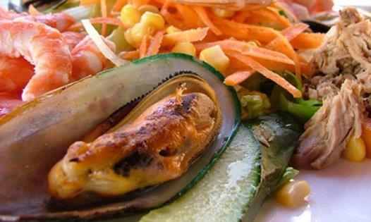 ��inde B12 vitamini, selenyum, iyot, protein ve �inko bulunan midye ayn� zamanda ya� oran� d���k kalorisiz bir yiyecektir. �zellikle tiroid faaliyetlerini d�zenleme de olduk�a faydal�d�r.Y�ksek protein i�ermekte ve insan beslenmesi ile geli�imi a��s�ndan �ok �nemli olan amino asitleri dengeli oranlarda ihtiva etmektedirler.Kolay sindirilebilir olu�lar� da su �r�nlerinin gen�- ya�l� her ya� grubu taraf�ndan rahatl�kla t�ketilebilmesini sa�lamaktad�r.