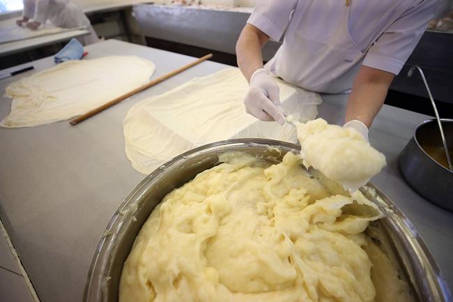 Akyrek, Laz breine ilginin her geen gn arttn, gemi yllarda evlerde daha ok bayram, dn gibi zel gnlerde hazrlanan tatlya artk blgedeki hemen her pastane ve lokantada kolaylkla ulalabildiini anlatt.