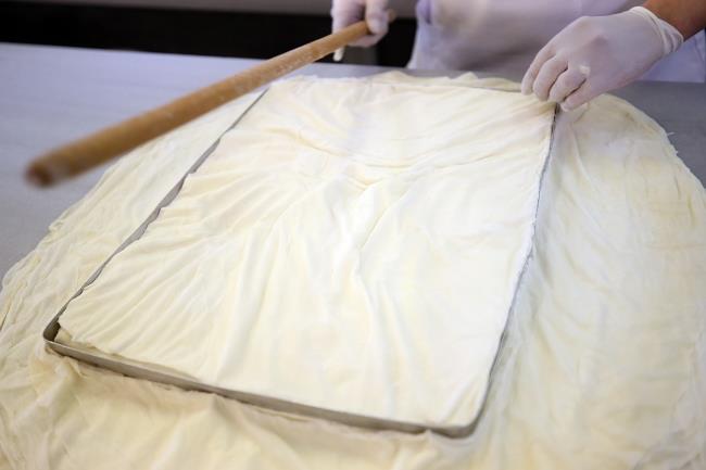 "Laz breine ilgi her geen gn artyor"    lke genelinde Laz brei olarak bilinen tatlnn Hopa yresine ait olduunu vurgulayan Akyrek, "Aratrmalarmz srasnda Laz breinin gemiinin 200 yl ncesine dayandn rendik. Kaytlarda, daha ok zel gnlerde misafirler iin hazrlanan tatl olduu bilgisi de yer alyor. Tm bu bilgilerden yola karak tatlmz ilemizin ismiyle tescil ettirdik" dedi.