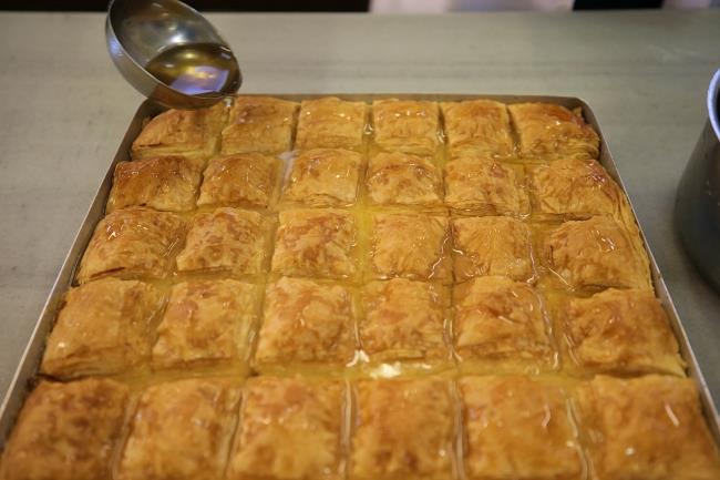 "Laz brei ierik olarak zor bir tatl"    Laz breine talebin gemi yllara gre nemli oranda arttn ifade eden Keresteci, zelikle yaz sezonunda Krfez lkelerinden gelen turistlerin bu tatlya youn ilgi gsterdiini, talebi karlamakta zaman zaman zorlandklarn syledi.    Keresteci, Laz breinin yapmnn ustalk gerektirdiini dile getirerek, "Laz brei ok kolay grnen ancak ierik olarak zor bir tatldr. Hamurunun, muhallebisinin ve erbetinin birbirine uyumlu olmas lazm. Birinin tad ar basarsa gzel olmaz. Hazrlanma aamas ok nemli, malzemesi de kaliteli olmal" dedi.