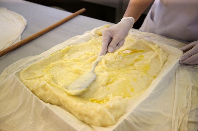 "Laz brei ilemizin ilk tescil belgeli rn"    Tatly daha geni kitlelere ulatrmak istediklerini dile getiren Akyrek, u deerlendirmeyi yapt:    "Bu rn zerinden istihdama, ekonomiye daha fazla katk salamay hedefliyoruz. rnn paketlenmesinden pazarlamasna, lojistiinden satna kadar olan srelerde Hopa Ticaret ve Sanayi Odas olarak iin banda olacaz. Laz brei ilemizin ilk tescil belgeli rndr. Bu, bizim amzdan nemli."