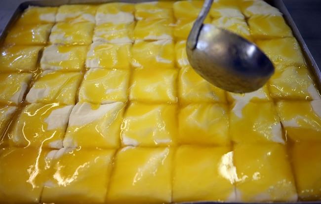 "Ad brek, kendisi tatl olan deiik bir rn"    Yaklak 20 yldr tatl imalat ve sat yapan Nejla Keresteci ise, tatllar arasnda en youn talebi Laz breinin grdn aktard.    Laz breinin nnn Trkiye'nin tamamna yayld, hatta birok lkeye ulatna iaret eden Keresteci, tatlnn tescillenmesinin kendilerini de sevindirdiini belirtti.    Keresteci, baz kiilerin Laz breinin tatl olduunu bilmediine dikkat ekerek, yle devam etti:    "Laz breini yediklerinde 'Bu tatlym, brek zannediyordum' diyenler oluyor. Bazen kahvaltda Laz brei yemek isteyenler oluyor, onlara da adnn brek ama aslnda iinde muhallebi olan erbetli bir tatl eidi olduunu anlatyoruz. Ad brek, kendisi tatl olan deiik bir rn."