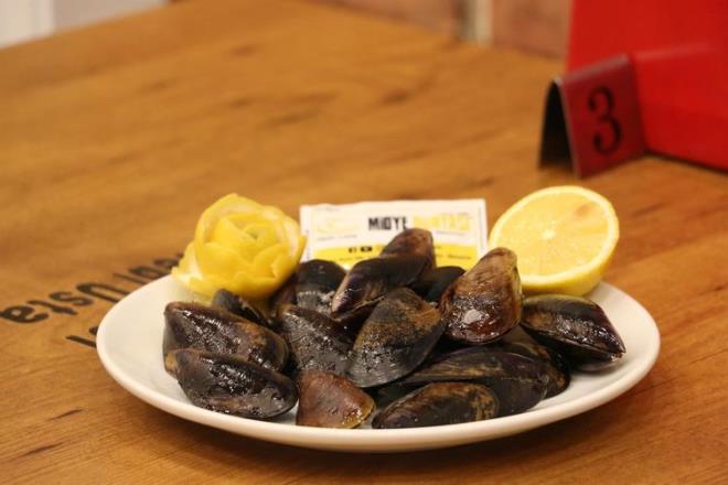 Manisa&#8217;nn Yunusemre ilesinde iletmeci Nebi Takak (43), diyet yznden midye dolma yiyemeyenleri sevindirdi.