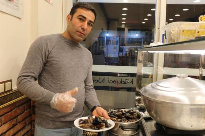 Yunusemre ilesinde 30 yl ncesinde kk bir tepside ke balarnda midye sat yaparak sektre giren, evli ve 4 ocuk babas Nebi Takak, 2006 ylnda kk bir dkkan at. Takak, 1,5 yllk srete dkkann bytt. ki katl i yerine geen Takak, midye dolmay kendisi imal etmeye balad.