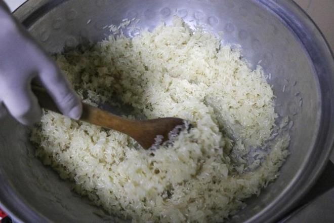 Sipari younluu nedeniyle diyet midye retimine yetiemediini syleyen Takak, "Yaptm aratrma sonras, basmati tr pirin kullanarak diyet midye yaptm. Herkes ok beendi. Talepler gelmeye balad. Artk siparilere yetiemez oldum. &#8216;Benim ekerim var, bu yzden midye yiyemiyorum&#8217; diyen mterilerimiz de artk &#8216;diyet midye&#8217; yemeye balad. Normal midye kilogram fiyat 40 lira. Diyet midyenin ise maliyeti biraz daha farkl. Sipari zerine olduu iin kilogramn 50 liradan satyoruz. Yapm aamas yaklak 2 saatimizi alyor" dedi.