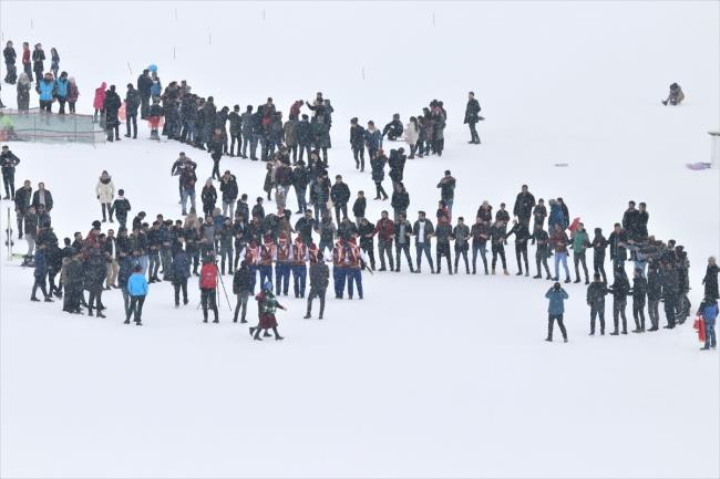 Festivalede kzak ve naylon poetle yaplan kayak yarmalarnda dereceye girenlere ise dlleri verildi.