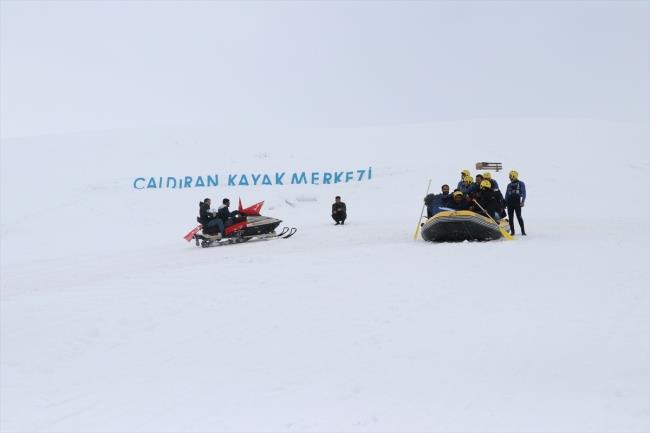 Sayg duruu ve stiklal Mar'nn ardndan yaklan festival ateiyle etkinlikler balatld. Kayak takmlarnn meale gsterisi yapt festivalde, halk oyunlar ekibine vatandalarn katlmas renkli grntler oluturdu.