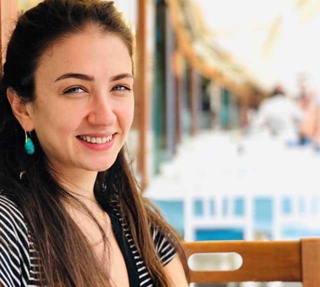 Ceren Benderliolu, Trakya niversitesi Radyo Televizyon Blmnden mezun ve Tmay zokur ajansna bal olarak alyor. niversitede okurken tant Tmay zokur vastasyla da oyunculua balad.