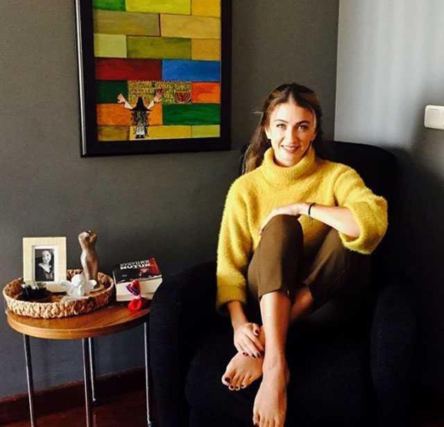 2002 ylnda &#8220;Ekmek Teknesi&#8221; adl dizide Sava Dinel, Kadir pdemir, Peker Akaln, Cem Kl, Aelya Akkoyun, Hasan Kaan, Sermin Hrmeri ile beraber rol aldlar.