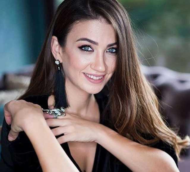 2005 senesinde Tomris Giritliolu&#8217;nun &#8220;Krk Kanatlar&#8221; adl dizisinde Mehmet Ali Nurolu, zge zberk, Cansel Elin, Begm Birgren, emsi nkaya, Saygn Soysal, Trk Hazer, Sermiyan Midyat ile birlikte oynad.