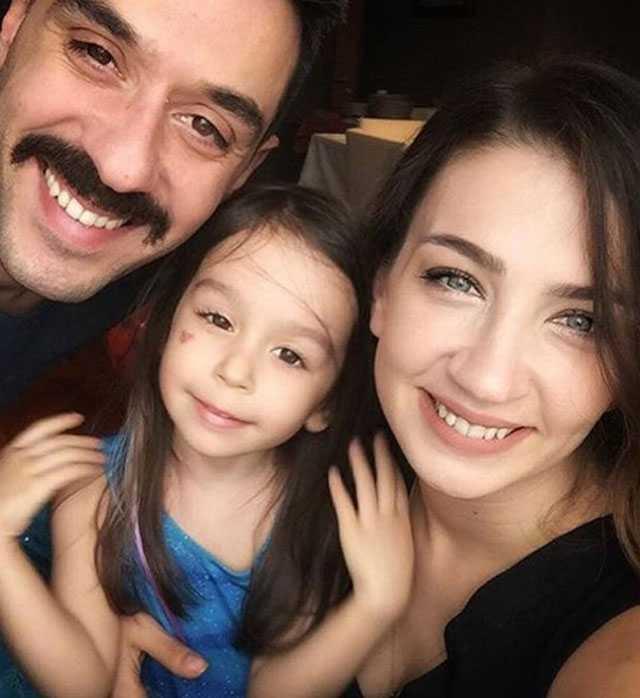 lk blmleri ekilmi olan dizide dier karakterlerde Ceren ekerci (Sevgi), Emir Benderliolu (Rfat), Leyla Gksun (Elif), Blent akrak(Zafer), Bar Hayta (Fatih), Kaan rkmez (Ozan), Meri Baaran (lknur anne), Murat Serezli (Fikret), Ege Kkenli (Defne), Tevfik Yapc (Dede) ve Fatma Karanfil (Nine) gibi nl oyuncular yer ald.