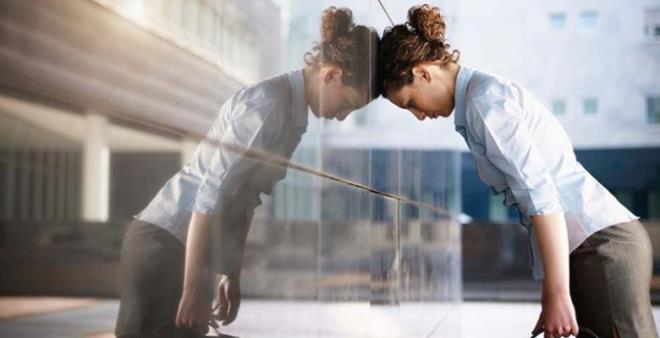 'KAPALI ALANLARDA ALIANLAR RSK ALTINDA'    D vitamininin yallarda osteoporoz yani kemik erimesi asndan nemli bir etken olduunu belirten Do. Dr. idem szlerini yle noktalad:  <br>  "Yaygn vcut ars, halsizlik, yorgunluk yaayan her bireyin belli bir yatan sonra D vitamininin dzenli olarak llmesi gerektiini dnyorum ve bunu neriyorum nk dme riski ile beraber kala kr ok byk bir sorun. O yzden yal poplasyonun bu konuda daha dikkatli olmas gerekiyor. Bunun yan sra kapal alanda alan herkes risk altnda. Sabah iyerlerine giriyoruz akam gne gittiinde kyoruz ve D vitamini eksiklii kanlmaz oluyor.<br>     Kas ve eklem salnn yan sra ruh sal iin de faydalar olduu bilinen D vitaminin en nemli kayna gne.