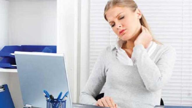 Fizik Tedavi ve Rehabilitasyon Uzman Do. Dr. Muharrem idem'in nderliinde fizik tedavi kliniine yaygn vcut arsyla bavuran 14 bin 925 hasta zerinde gerekletirilen aratrma sonucuna gre, bu hastalarn 11 bin 29'unda D vitamini eksiklii olduu tesbit edildi.  <br>  Do. Dr. idem, D vitaminin en nemli kaynan gne olduunu belirtti. Aratrma Uluslararas Turkish Journal of Medical Science isimli tp dergisinde yaynlanrken Do. Dr. idem, "Modern yaam tarznn gereklilii olarak kapal iyerlerinde alan, hafta sonlarn da alveri merkezlerinde geiren bir toplum olduk. Bu nedenle gne gren bir lke olmamza ramen D vitamini eksiklii yksek" dedi. <br>    Akdeniz ikliminde yer alan Trkiye'de  yaplan bir aratrmaya gre ise D vitamini eksikliinin grlme skl kadnlarda daha fazla olmak zere yzde 93.