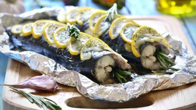 'YALI BALIK, YUMURTANIN SARISI, DANA KARACER VE TEREYA TKETN'  <br>  D vitamini sentezi iin gnein art olduunu ifade eden Do. Dr. idem, "Besinlerle yeteri kadar D vitamini alamyoruz ama yine de D vitamini bakmndan zengin olan besinler var. Yal balk trleri, yumurtann sars, dana karacieri, tereya gibi besinler de D vitamini bakmndan zengin" dedi.