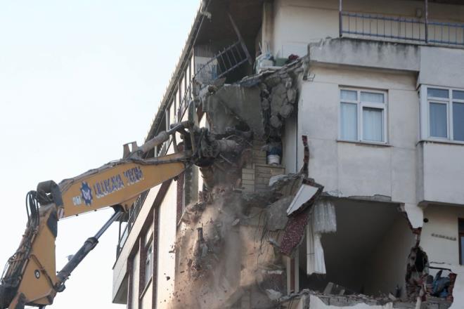 Arama kurtarma �al��malar�nda, enkazdan 14 ki�i yaral� olarak kurtar�larak hastanelere kald�r�lm��, 21 ki�inin de cans�z bedenine ula��lm��t�.