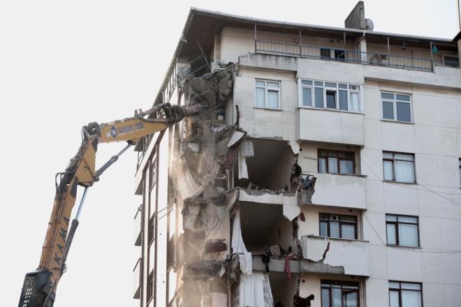 Orhantepe Mahallesi Bankalar Caddesi Sema Sokak'taki Ye�ilyurt Apartman� 6 �ubat'ta saat 15.59 s�ralar�nda ��km��, olay�n hemen ard�ndan b�lgeye sevk edilen ekipler, arama kurtarma �al��malar�n� ba�latm��t�. ��kmenin ard�ndan �evredeki 7 bina da g�venlik gerek�esiyle tahliye edilmi�ti.