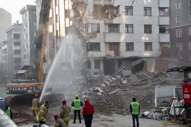 �evre ve �ehircilik Bakan� Murat Kurum, ��ken bina �evresindeki 10 apartman�n analiz edildi�ini ve 8'inin y�k�m�na karar verildi�ini a��klam��t�.