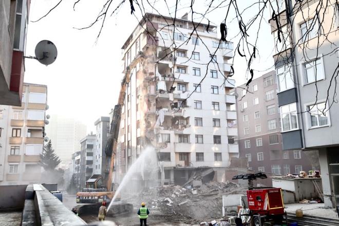 Kartal'da ��ken Ye�ilyurt Apartman�'n�n biti�i�indeki Yunus Apartman�'nda y�k�m i�lemleri sabah saatlerinde tekrardan ba�lad�. Binan�n y�k�lan par�alar�nda �ok miktarda midye ve salyangoz kabu�u g�r�ld��� belirtiliyor.