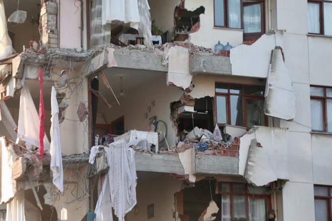 Y�k�m i�lemlerinin devam etti�i Yunus Apartman�'n�n enkaz�nda da �ok miktarda midye ve salyangoz kabuklar� g�r�ld��� bildirildi.