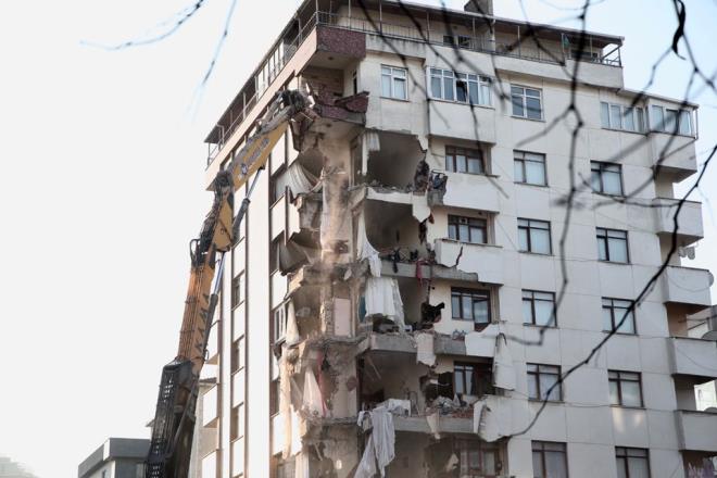 ��kme tehlikesi oldu�u i�in bo�alt�lan ve apartman sakinlerinin itfaiye asans�r� arac�l���yla girdikleri evlerinden sadece de�erli e�yalar�n� almalar�na belirli bir s�re imkan tan�nan Yunus Apartman�'n�n d�n ara verilen y�k�m i�lemlerine tekrar ba�land�.