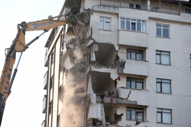 �stanbul Kartal'da ��ken Ye�ilyurt Apartman�'n�n biti�i�indeki 10 katl� Yunus Apartman�'n�n y�k�m i�lemlerine sabah saatlerinde devam edildi.