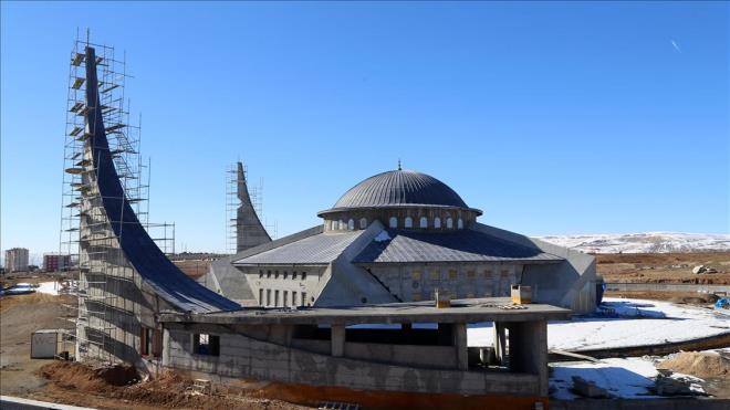 Sivas'ta yap�m�na 2017'de ba�lanan ve "ay y�ld�z" �eklindeki mimarisiyle dikkati �eken caminin in�aat�nda son a�amaya gelindi. Yukar� Tekke Mezarl��� yak�nlar�nda in�a edilen, belediye ve hay�rsever vatanda�lar�n i� birli�iyle yap�lan 7 bin metrekare kapal� alan �zerine kurulu "ay y�ld�z" �eklindeki cami, mimarisiyle T�rkiye'de ilk olma �zelli�i ta��yor.