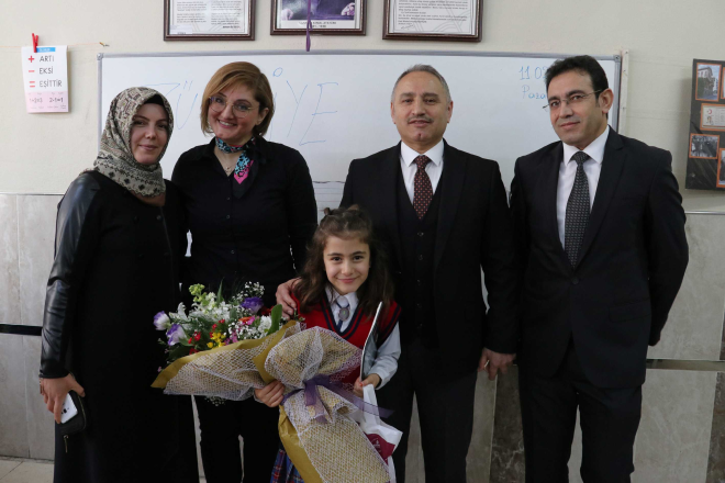 Metin, rencisinin minik yreiyle ortaya koyduu bu byk davran karsnda inanlmaz bir duygu younluu yaadn vurgulayarak, o an lmszletirmek iin cevap kadnn fotorafn ektiini belirtti.