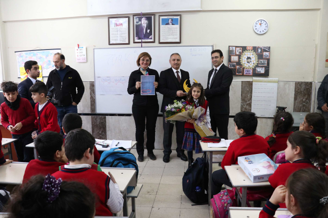 RNEK DAVRANIINDAN DOLAYI DLLENDRLD      l Milli Eitim Mdr Feyzi Grtrk de rgren'i hassasiyeti ve rnek davranndan dolay tebrik etti.