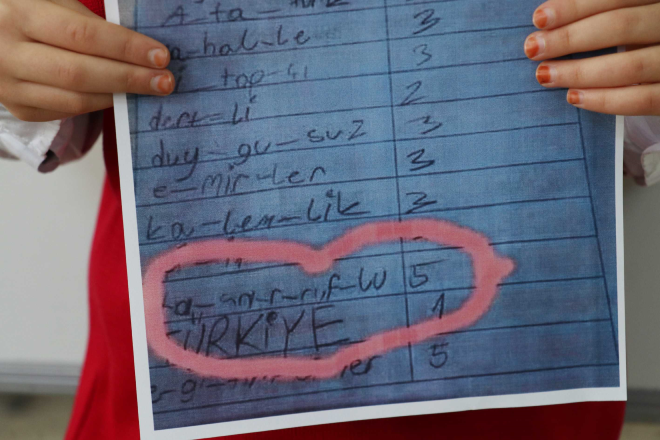 Derste retmenlerinin, bu lkenin blnmemesi iin nice ehitler verildiini kendilerine anlattn dile getiren rgren, "retmenimiz derste hep anlatrd, Trkiye blnmez diye." ifadesini kulland.