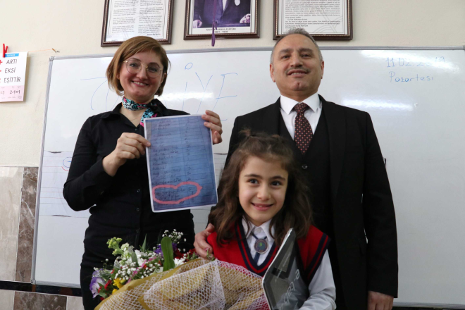 devi kontrol eden retmen Metin'in bunun nedenini sormas zerine rgren, "retmenim siz demediniz mi? Trkiye blnmez." yantn verdi.