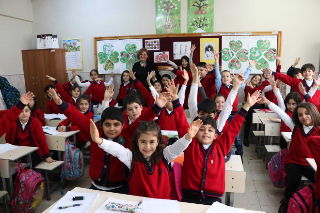 "Bir de rencimin azndan duymak iin 'Neden Trkiye'yi bir hece yaptn?' diye sordum. Birden gzleri parlad ve bana kafa tutar gibi, 'retmenim siz demediniz mi? Trkiye blnmez' yantn verdi. Bu cevap zerine ona smsk sarldm, dolan gzlerimle 'Aferim kzm' dedim."