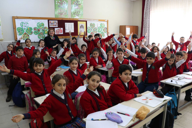 Trke dersinde verdii dev kapsamnda 20 kelimeden 19'unu doru bir ekilde hecelerine ayran rencisi Hiranur'un Trkiye kelimesinin karsna 1 yazdn grnce nedenini tahmin ettiini dile getiren Metin, unlar anlatt: