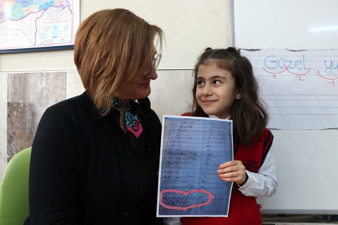 3. snf rencisi Hiranur rgren, verilen kelimelerin tmn doru ekilde hecelere ayrrken, "Trkiye" kelimesini bunun dnda tuttu.