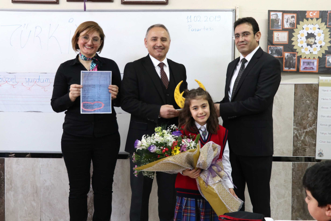 "MESLEK HAYATIMDAK EN ANLAMLI GNLERDEN BR"     Hassasiyeti ile Trkiye'nin ilgi oda olan Hiranur rgren, vatann ve bayran ok sevdiini belirterek, bu lkede gven ierisinde okula gitmeyi cann vererek ehit olan gvenlik glerine borlu olduunu, onlara minnet duyduunu syledi.