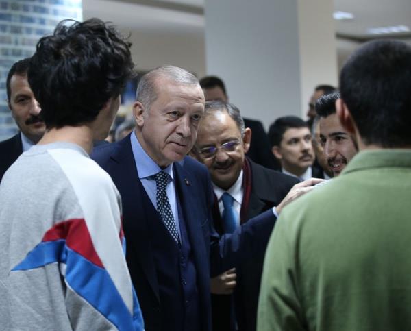 Lale Meydan&#8217;ndaki toplu al treninde halka hitap eden Cumhurbakan Erdoan, daha sonra Sincan Belediyesi tarafndan yaplan millet kraathanesini ziyaret etti.