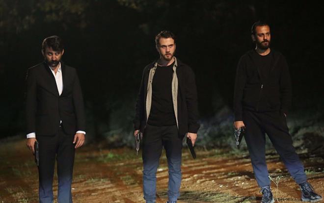 Zeynep Abla dedii, ynetmen Zeynep Gnay Tan; baladm dedii de yle Bir Geer Zaman Ki dizisi, malum&#8230;     Evvelinde, lisedeki balo davetiyesinin parasn kard Arka Sokaklar&#8217;daki konuk oyunculuk iini saymazsak, malumunuz, yle Bir Geen Zaman Ki ile oyunculua &#8220;balay&#8221; muhteem oldu. Braksanz babasn -hakl olarak- bir kak suda boacak Mete karakteriyle yle bir rzgar yakalad ki, o gnden beri gittike byyen rolleri srtlad kariyerinde tek bou yok.