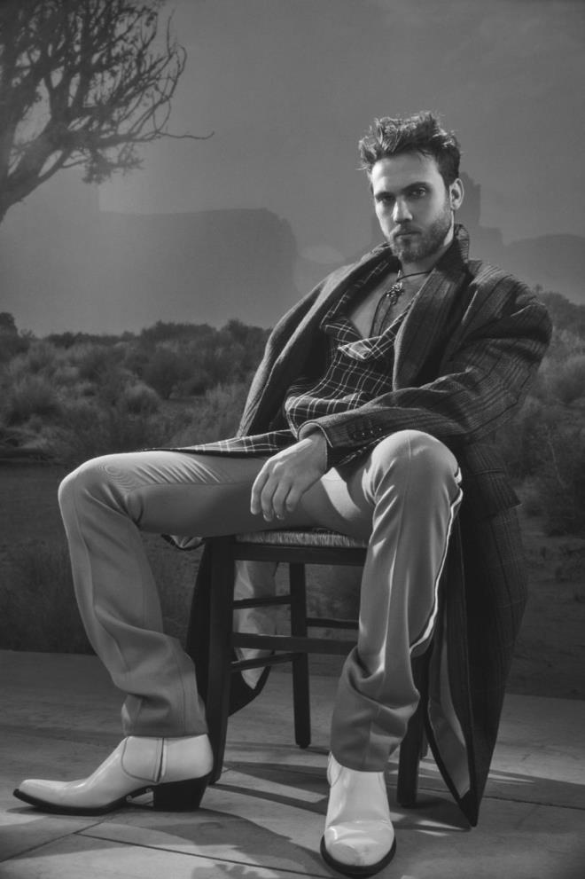 Aras Bulut ynemli, ekim setinden ieri girer girmez, &#8220;dlden dle komak tabirine literal anlam yklediniz maallah&#8221; eklinde pespaye bir esprimsi kayor azmdan. nsan insana, hele sabah kahvesinden nce, byle kt espri yapmaz; yazk gnahtr yani biliyorum ama tutamyorum kendimi&#8230;    aka kt mt ama gereklik pay var nk. GQ Trkiye MOTY 2018 dllerinde Yln Oyuncusu seilen ynemli, dln ekimi iin bulutuumuz sabahn bir nceki gecesinde dzenlenen Altn Kelebek dllerinde, yine En yi Erkek Oyuncu dl&#8217;n alm durumda.    Dnsenize, akam dl alp yataa yatyorsunuz, sabah gznz ap alacanz bir baka dln ekimine gidiyorsunuz.