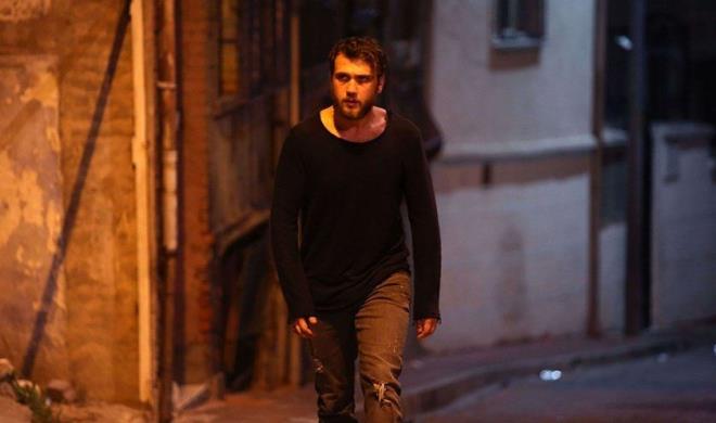 Oyunculuun yannda, ufaktan ufaktan bir eyler yazmaya da balam. Baar hikayeleri anlatp, yokluktan mit yontma derdinde: &#8220;Umut olmak istiyorum yani, insanlara. Srf oluumuza ocuumuza, genlere deil, 50 yanda insan da o yandan sonra kafay bir eye takp sfrdan yeni bir ey yapabilir. nsanolu her eyi yapabiliyor; istesin, kafaya koysun, yeter&#8230; Hayat herkese darbeler vuruyor. Hepimiz problemler yayoruz; en imkan olan, hayat uzaktan tatl grnenlerimiz bile&#8230; Tek ak acsn ben ekmiyorum. Herkes baka ekilde yayor belki ama herkes bir ekilde yayor mutlaka&#8230; Bir tk empati, birazck dinlemek, yeter&#8230; Bizim niye bir Rocky&#8217;miz yok mesela; ben buna biraz takm. Boks bizde yle bir yerde deil belki ama duygusundan bahsediyorum ben. Bold Pilot&#8217;n (Bizim in ampiyon) galasna gittik geen gn. Gerekten ok tatl film olmu; umut vaat ediyor, ok etkilendim. Tutunmak iin umut lazm. Onu nasl anlatacan bilmek senaryonun sihri, nasl ekecein ynetmen algs, biz de oynuyoruz ite&#8230; Neresinden olursa olsun, yle ilerin ucundan tutmak istiyorum.&#8221;