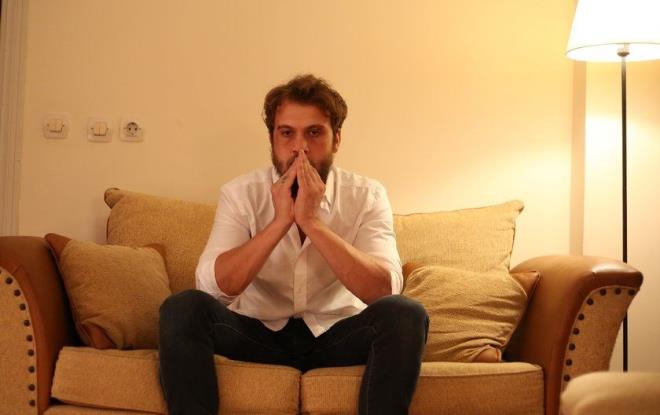 ukur&#8217;un setini tarif ederken, nce bir &#8216;geyik muhabbeti makinesi&#8217; gibi dile gelip hemen akabinde yzne buzdan bir ciddiyet yerletiriyor: &#8220;Sette hem ok eleniyoruz hem de herkes iine son derece hakim. Goy goy goy goy goy goy goy goy derken, &#8216;, iki, bir, kamera!&#8217; dendiinde herkes yzn toplayp iini yapyor. Bu ok gzel ya&#8230; Ne gerginlik var ne bir ey&#8230; ok nemli, ar sahnelerde, daryla keserim balanty. Ekip de artk beni tand iin bulamazlar bana. Takar mziimi, salak salak hareketlerle psikopat gibi dolarm byle&#8230; Sahnenin duygusuna gre ne olsa dinlerim. Trke rap de olur rock da olur. Yoga mzii bile olur&#8230;&#8221;