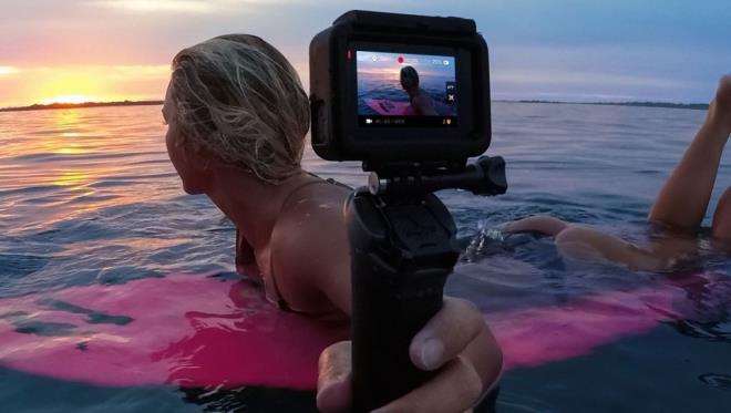 GOPRO HERO 6  Doa sporlar tutkunlar ile genel kullanclar iin dayankl kamera ve aksesuarlar reten GoPro'nun en popler rnlerinden birisi Hero 6 60 fps hznda, 4K formatnda video veya 240 fps hznda, 1080p formatnda video kaydetme zelliine sahip